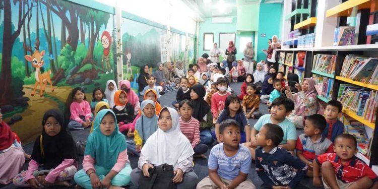 Mengisi Waktu Liburan, DPA Indramayu Bersama KLB Cirebon Ajak Anak Giat Membaca