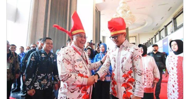 Walikota Depok Hadiri Rakernas APEKSI Kenakan Batik Sulsel Dan Passapu