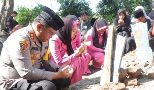 Kapolres Indramayu AKBP. Dr. M. Fahri Siregar, S.H., S.I.K., Takziah ke Anggotanya yang Istrinya Meninggal Dunia