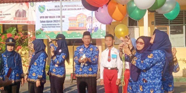 MPLS SMPN 3 Sindang lndramayu Dibuka Dengan Melepas Sepasang Merpati Putih dan Balon Udara