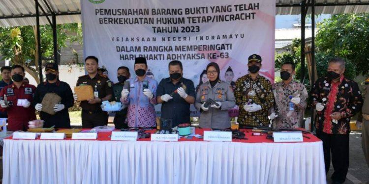 Kejaksaan Negeri Indramayu Musnahkan Barang Bukti Dari 156 Perkara