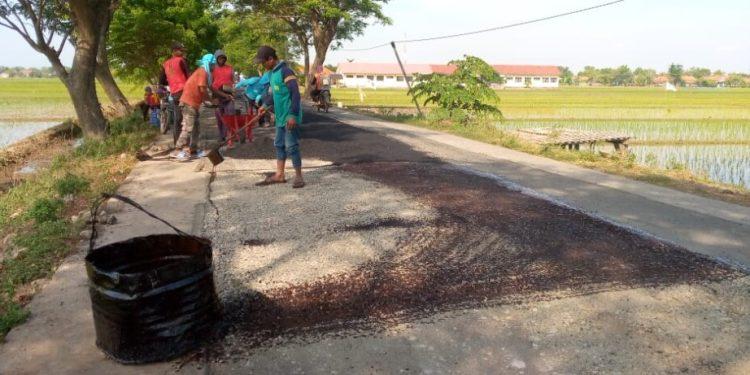 DPUPR Indramayu Lakukan Tambal Sulam Jalan Tempel, Telagasari, Pengguna Jalan Sampaikan Terimakasih