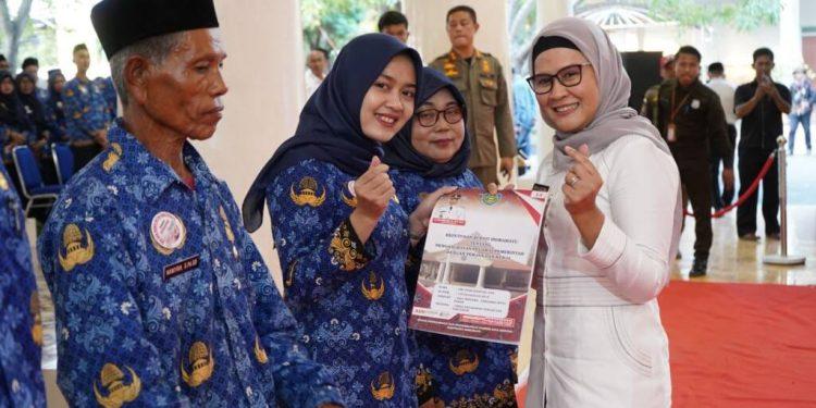 Bahagia, 323 Tenaga P3k Terima SK Dari Bupati Indramayu