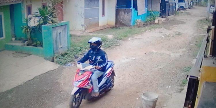 Pencuri Hp dan Uang Milik Ketua Karang Taruna Kecamatan Purwadadi Beserta Tetangga Kontrakan nya, Tertangkap Oleh CCTV, Polis Harus Mengungkapnya .