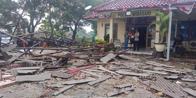 Angin Puting Beliung dan Hujan Deras di Indramayu Mangakibatkan Kantor Polsek Widasari Rusak