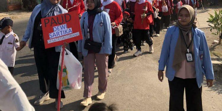 Mahasiswa KKN STAIS Pangeran Dharma Kusuma ikuti jalan santai bersama warga Kecamatan Bangodua