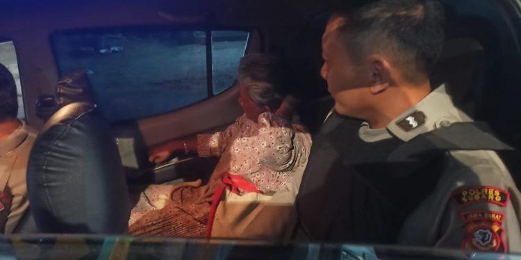 Seorang Nenek Yang Diduga Ada Kelainan Jiwa Telah Melakukan Tindakan Yang Tidak Wajar Hingga Membuat Resah Warga Sekitar