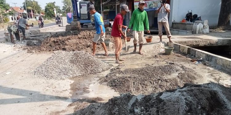 Proyek Rehabilitasi Jalan Pekandangan Jatibarang Yang Menggunakan APBD Provinsi Diduga Tak Sesuai Juknis