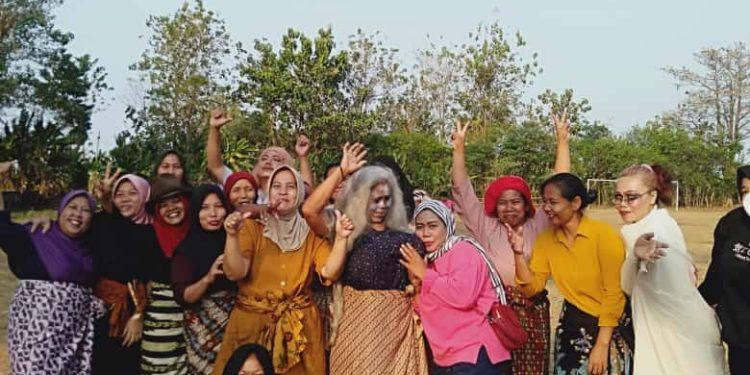 Dalam Rangka Memeriahkan Hari Kemerdekaan, Ibu-Ibu Dusun Babakan Conto Lomba Sepak Bola Pakai Daster