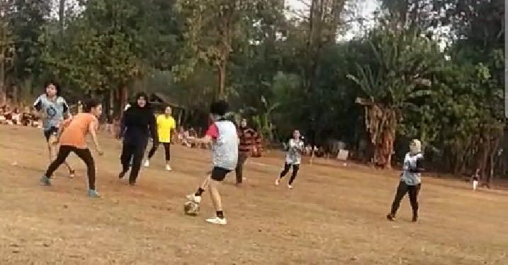 Keseruan Ibu-Ibu Krajan Barat Dusun 3 Purwadadi Barat, Mengadakan Lomba Sepak Bola Wanita Setengah Lapang, Dalam Rangka Memeriahkan HUT RI Yang Ke-78