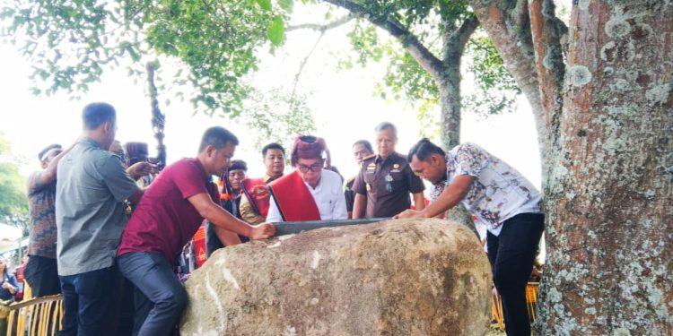 Didampingi Bupati Samosir, Jampidum Resmikan Monumen Restorative Justice Di Situs Budaya Toguan Nagodang