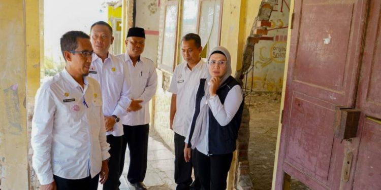 Bupati Nina Agustina Tinjau Ruangan Rusak SMP N 3 Kroya