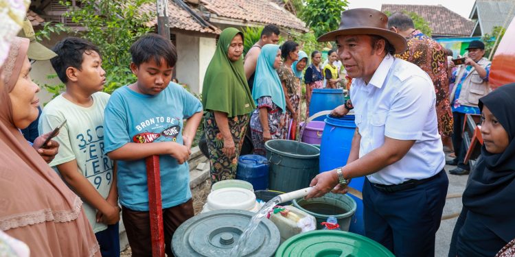 Antisipasi Dampak El Nino, Pj Gubernur Banten Al Muktabar Salurkan Bantuan Air Bersih dan Sembako