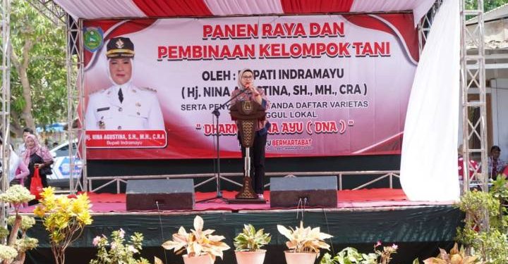 Bantuan Sosial (Bansos) Langsung Diberikan Bupati Indramayu Nina Agustina ke Masyarakat