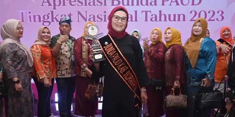 Bupati Indramayu Terima Penghargaan Nasional Bunda PAUD, Nina Agustina : Anak-anak Belajar dari Kehidupannya