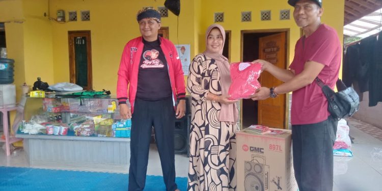 Kang Andri Tokoh Masyarakat Sukakerti Terima Amanat Dari Caleg DPR-RI Fraksi PDI-P TB. Hasanuddin Untuk Bagikan Seragam Senam Serta 1 Set Speaker Aktif