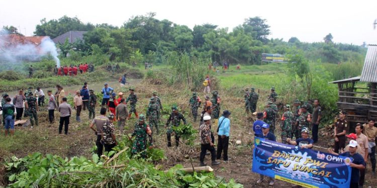 Cegah Penyakit, Pelipat Surat Suara Indramayu Diberi Asupan Vitamin