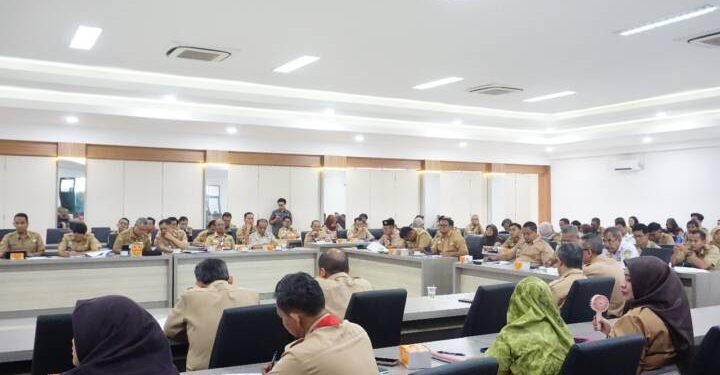 Cegah Penyakit, Pelipat Surat Suara Indramayu Diberi Asupan Vitamin