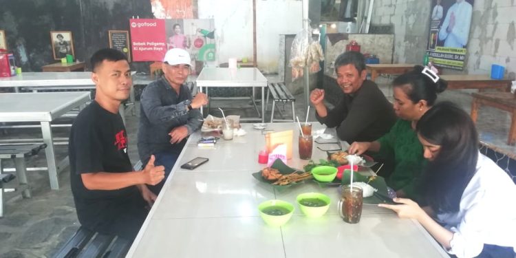 Kunjungan Silaturahmi Ketua Umum LBH – Wartawan & Paralegal Abdul Rahman ke Pengusaha Resto Bebek Poligamy Rendi Marta di Kota Serang, Membuat Lidah Jadi Ketagihan