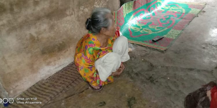 Viral, Wanita Parubaya di Desa Curug Agung Jadi Sorotan Awak Media Lantaran Tinggal Di Rumah Yang TIdak Layak Huni, Apakah Pemerintahan Desa Setempat Tidak Mengetahui?!