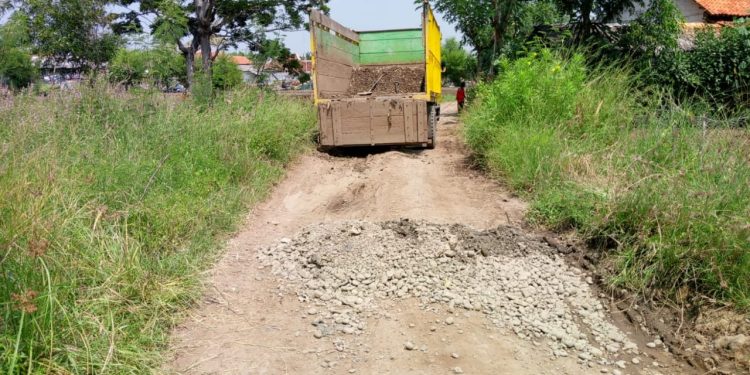 Jalan Sepanjang 338 Meter Lebar 3 Meter Semula Rusak Parah, Sekarang Hendak di Beton, Puluhan Warga Cemara Watan Kabupaten Indramayu Sujud Syukur