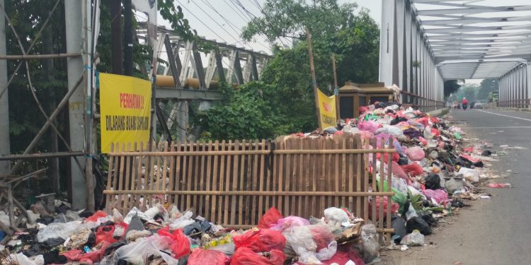 Bantaran Jalan Protokol di Serang Dijadikan Tempat Pembuangan Sampah oleh Warga