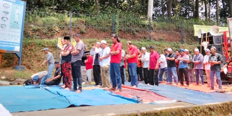 Masyarakat Bunihayu dan Ormas Pemuda Pancasila Gelar Sholat Jum’at di Tempat Demo PT. PRN