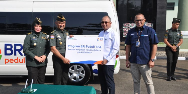 BRI KC Kramat Jati Serahkan CSR Berupa Satu Ambulans ke DITKUMAD