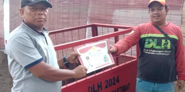 Dinas Lingkungan Hidup (DLH) Kabupaten Indramayu menyerahkan sarana kebersihan pada Kawasan Literasi Terintegrasi