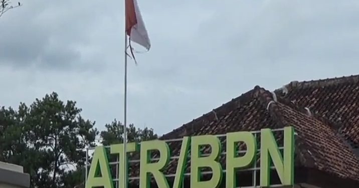 Kantor ATR BPN Kabupaten Tuba Kibarkan Bendera Robek Pada Peringatan HUT Tuba Ke-28