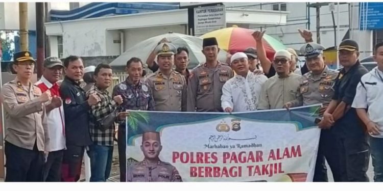 Kapolres Pagar Alam Erwin Aras Genda Beserta Jajaran Dan Awak Media Membagikan Takjil Kepada Masyarakat