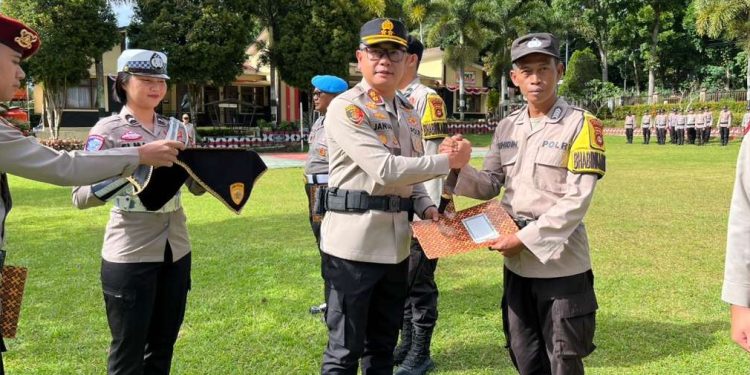 Kapolres Pagar Alam Januari Kencana Setia Persada Beri Penghargaan Kepada Personel Berprestasi