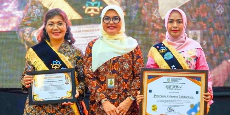 Acara Pengukuhan Generasi Berencana GenRe Pengurus Disematkan Selempang dan Penyerahan Piagam