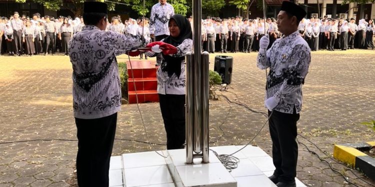 SMA Negeri 2 Kota Tangerang Gelar Upacara Peringatan Hari Guru Nasional