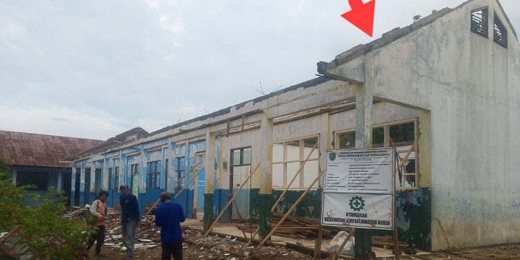 Ahirnya Terkuak Juga Pekerjaan Rehab Ruang Kelas SMPN 2 Cikaum, Terkesan Asal Jadi Pelaksana CV. Raja Corporate