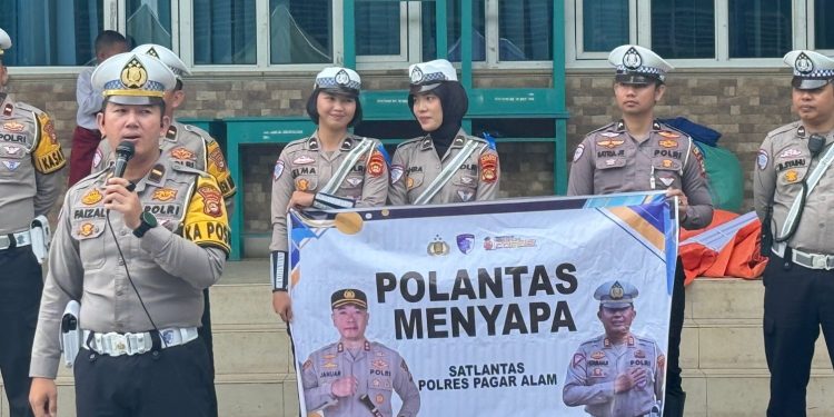 Kasat Lantas Polres Pagar Alam AkP Herman   Pimpin  Sosialisasikan Tertib Berlalu Lintas Di SMA/SMK Muhammadiyah