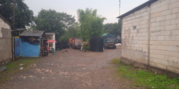 Aktivitas Mencurigakan di Pool Seng 24 Cileungsi, Truk Tronton Diduga Terlibat Distribusi Solar Ilegal