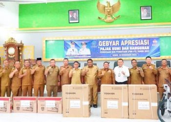 Wakil Bupati Labuhan Batu Berikan Penghargaan Kepada Camat dan Lurah Pada Gebyar Apresiasi PBB-P2 Tahun 2025