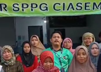 Penuhi Kebutuhan Warga Terdampak Banjir, Yayasan Asmura Sanggar Waringin Desa Ciasem Hilir Bagikan Nasi Kotak