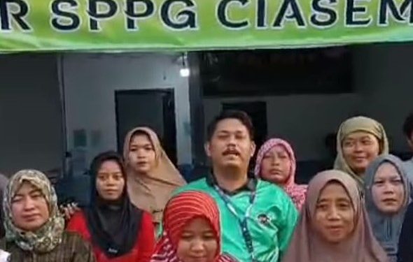 Penuhi Kebutuhan Warga Terdampak Banjir,  Yayasan Asmura Sanggar Waringin Desa Ciasem Hilir Bagikan Nasi Kotak